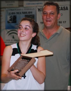Isabel recoge la placa de Campeonas.